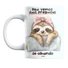 Caneca 325ml Engraçada Aqui Vemos Duas Preguiças Se Olhando