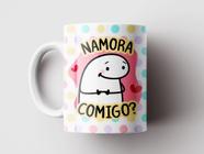 Caneca Branca com Frase ''Namora Comigo''