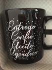 Caneca Cerâmica Preta "Entrego, Confio, Aceito, Agradeço" 340ml