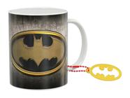 Caneca de Porcelana 325ml Batman DCC12. Acompanha um exclusivo chaveiro de resina no mesmo tema