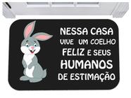 Capacho nessa casa vive um coelho feliz e seus humanos 40x60