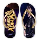 Chinelo Temático A Familia Addams Wandinha Letras Douradas Fundo Roxo Tira Dourada