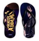 Chinelo Temático A Familia Addams Wandinha Letras Douradas Fundo Roxo Tira Preta