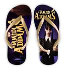 Chinelo Temático A Familia Addams Wandinha Letras Fundo Roxo Douradas Tira Dourada