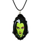 Colar pingente linda arte morticia terror em resina