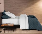 Colcha Matelassê 59 St Queen com 2 Porta Travesseiros - Percal 300 Fios - By The Bed - Azul