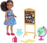 Conjunto Barbie Chelsea Professora 6 - Quadro, Globo e Brinquedos - Presente p/ Crianças 3+