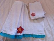 Conjunto com 3 Toalhas Algodão e Barras Bordadas com Flores