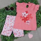 Conjunto curto infantil camiseta salmão claro com estampa flores e manga franzida e shorts rosa estampado flores com barra