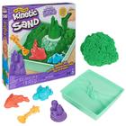 Conjunto Sandbox Kinetic Sand 500g verde com armazenamento +4 moldes para crianças a partir de 3 anos