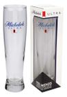 Copo de vidro oficial da Michelob Ultra com capacidade de 570ml ao lado de sua caixa de embalagem original