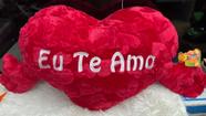 Coração De Pelúcia Com Mãos Eu Te Amo Dizeres Namorado 70cm(FE6850)