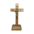 Crucifixo Para Mesa Em Madeira Com Medalha De São Bento Em Metal Na Cor Ouro