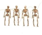 Decoração Halloween Varal C/ 4 Esqueletos Caveira Esqueleto