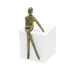 Enfeite Escultura Metal Dourado Sentado Cubo Branco - LUXdécor