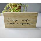 Enfeite Para Rack Ou Estante Placa Com Frases Decorativas - LU JPDECORACOES