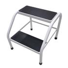 Escada de metal com dois degraus e acabamento antiderrapante na cor preta, ideal para uso profissional em clínicas ou doméstico