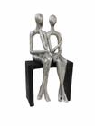 Escultura Casal Sentado Prata Em Resina 23 Cm - Entrecasa