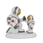 Escultura Decorativa Astronauta Com Filho Em Resina