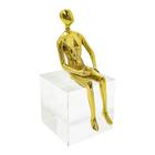 Escultura Decorativa Homem Metal Dourado Base Cubo Cristal