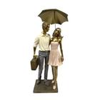 Escultura Família Casal Guarda-chuva E Mala Em Resina 40cm