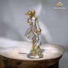 Escultura Família: Mãe Com Filho E Filha Prata Com Toques De Ouro Elegância E Afeto - AVB DECORAÇÕES