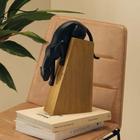 escultura leopardo preto grande descendo com base de madeira