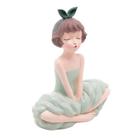 Escultura menina boneca sentada com pernas cruzadas verde