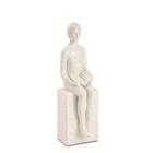 Escultura mulher sentada lendo em resina off white mart