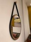Espelho de parede Redondo, Moldura de 4cm cor Amadeirado, Aro e Alça Couro.