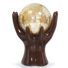 Estatueta Enfeite Decoração Mesa Sala Mãos MArrom Escuro Com Esfera Bola Ambar dourada