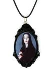 Exclusivo colar pingente com arte resinada morticia addams