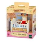 Figura com Acessório - Sylvanian Families - Bebê Coelho e Cama - Epoch Magia