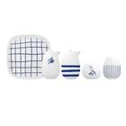 Conjunto de galheteiro e azeiteiro de porcelana da marca No Fundo do Prato com peças decoradas em listras e padrões geométricos azul e branco sobre fundo branco