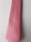 Gravata rosa com datalhe