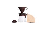 Hario V60 Pour Over Starter Set com gotejador, servidor de vidro, colher e filtros, tamanho 02, marrom