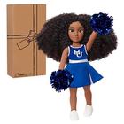 HBCyoU Hampton Cheer Captain Alyssa Boneca de 18 polegadas e acessórios, cabelos encaracolados, tom de pele marrom médio, projetado e desenvolvido pela Purpose Toys