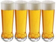 Quatro copos de vidro para cerveja dispostos lado a lado, apresentando design com base texturizada em formato de gomos de bola de futebol e colarinho de espuma