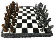 Jogo de Xadrez Medieval com Tabuleiro e Peças em Resina