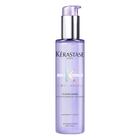 Frasco de 150ml do sérum capilar Kérastase Blond Absolu Cicaplasme com tampa pump em fundo branco