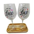 Kit 2 Taças Bandeja Frase Love Personalizada Vinho 490Ml