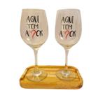 Kit 2 Taças Bandeja Frase Tem Amor Personalizada Vinho 490Ml