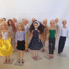 Roupinha Para Boneca Barbie Kit Com 5 Peças de Roupa Vestidos Conjuntos  Saias Acessórios Para Boneca KIT8 : : Brinquedos e Jogos