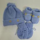 Kit bebê luva, touca e sapatinho (azul bebê botão de madeira)