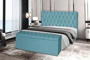 Kit Cabeceira 138Cm p/ Cama Box Casal + Baú 138Cm Calçadeira Estofada Imperatriz Suede Azul Tiffany - Maitê Moda Casa