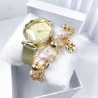 Kit caixa relógio dourado fino relevo triangular e pulseira feminina perolada elegante