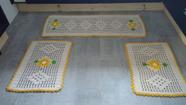Kit cozinha de crochê com 1 passadeira 40 x120 cm e 2 Tapetes 40 x 65 cm com flores