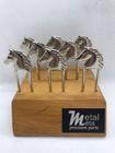 Kit de petiscos Cavalo de churrasco com 8 garfinhos com base de madeira - Metal Meta