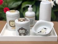Kit higiene bebê Safari 6 peças - Bandeja, potes, porta álcool e molhadeira - Peças Porcelana Bandeja Pinus
