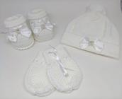 kit luva, touca e sapatinho branco com laço para bebê de 0 a 2 meses em tricô